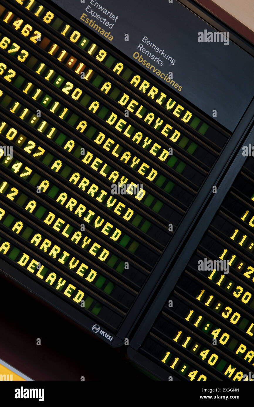 Scheda arrivi all'aeroporto di Tenerife Norte che mostra i ritardi per i voli Foto Stock