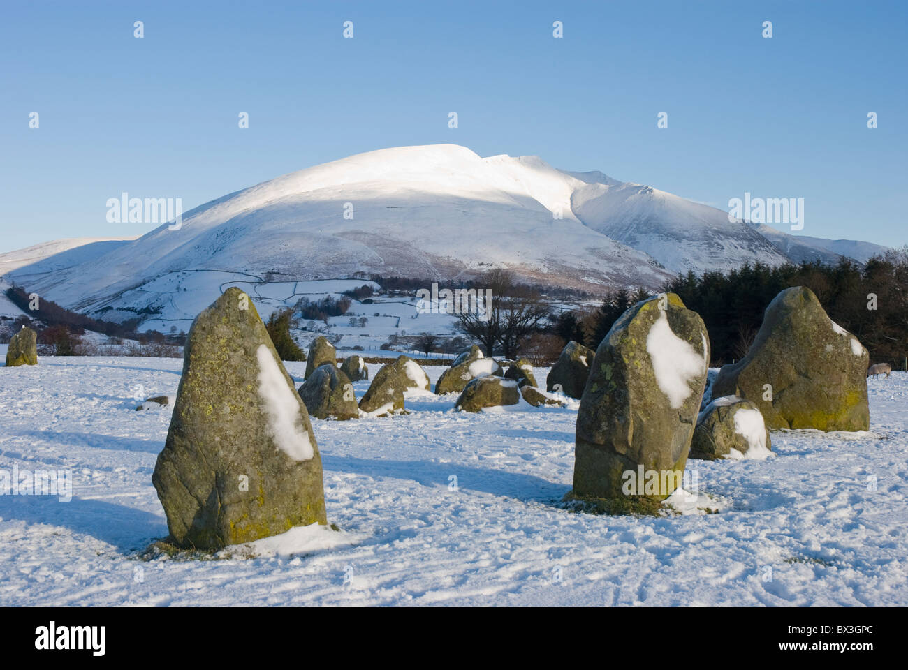 Castlerigg Stone Circle nella neve, con Blencathra, noto anche come a doppio spiovente, Keswick, Cumbria Foto Stock