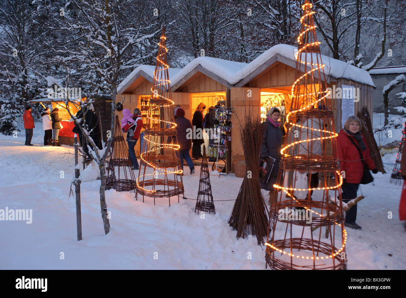 Mercatino di Natale di Ettal, Germania, con negozio per regali presenta e la decorazione a freddo la notte invernale Foto Stock