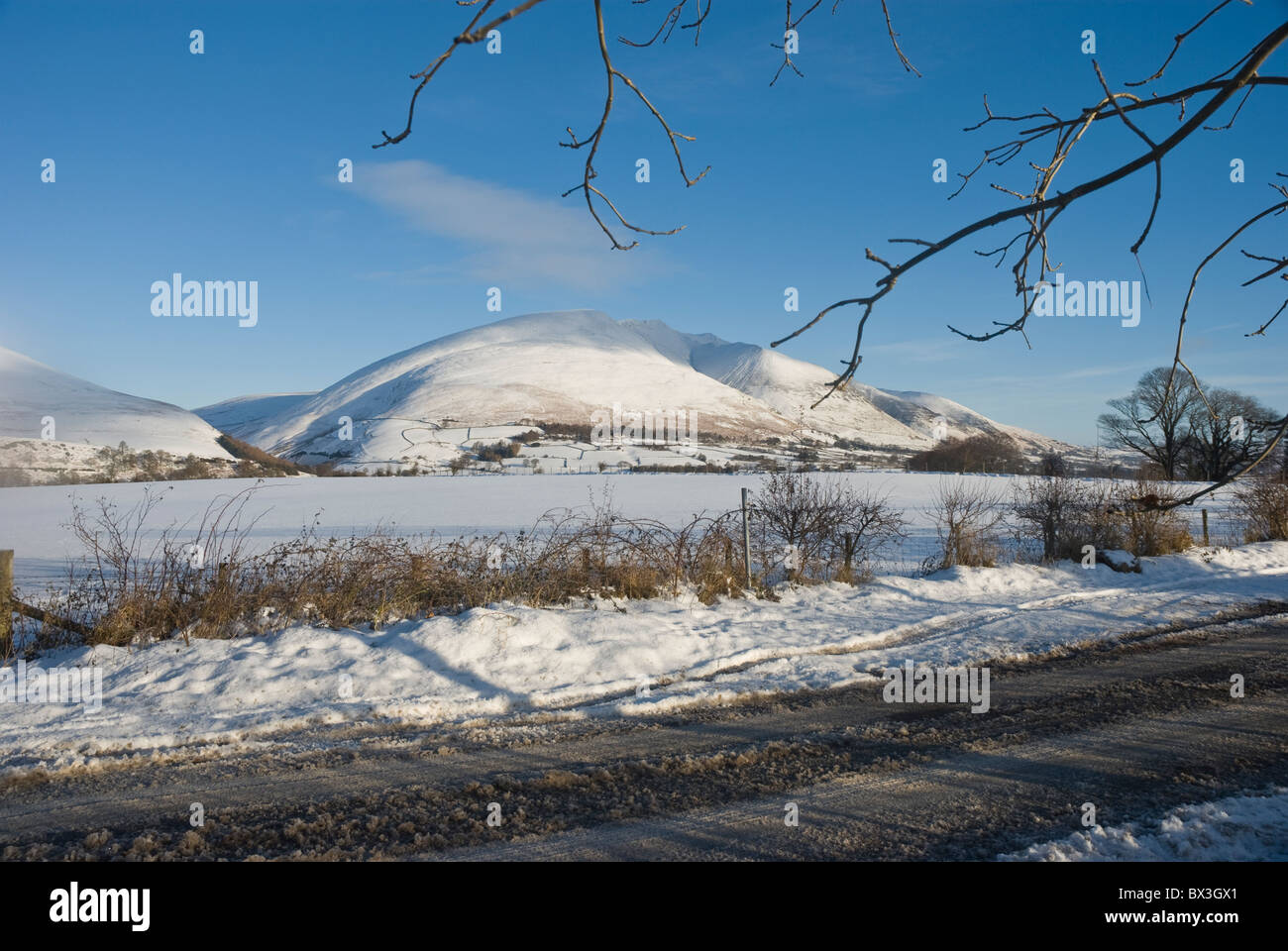 Blencathra, noto anche come a doppio spiovente, coperte di neve, Near Keswick, Cumbria Foto Stock