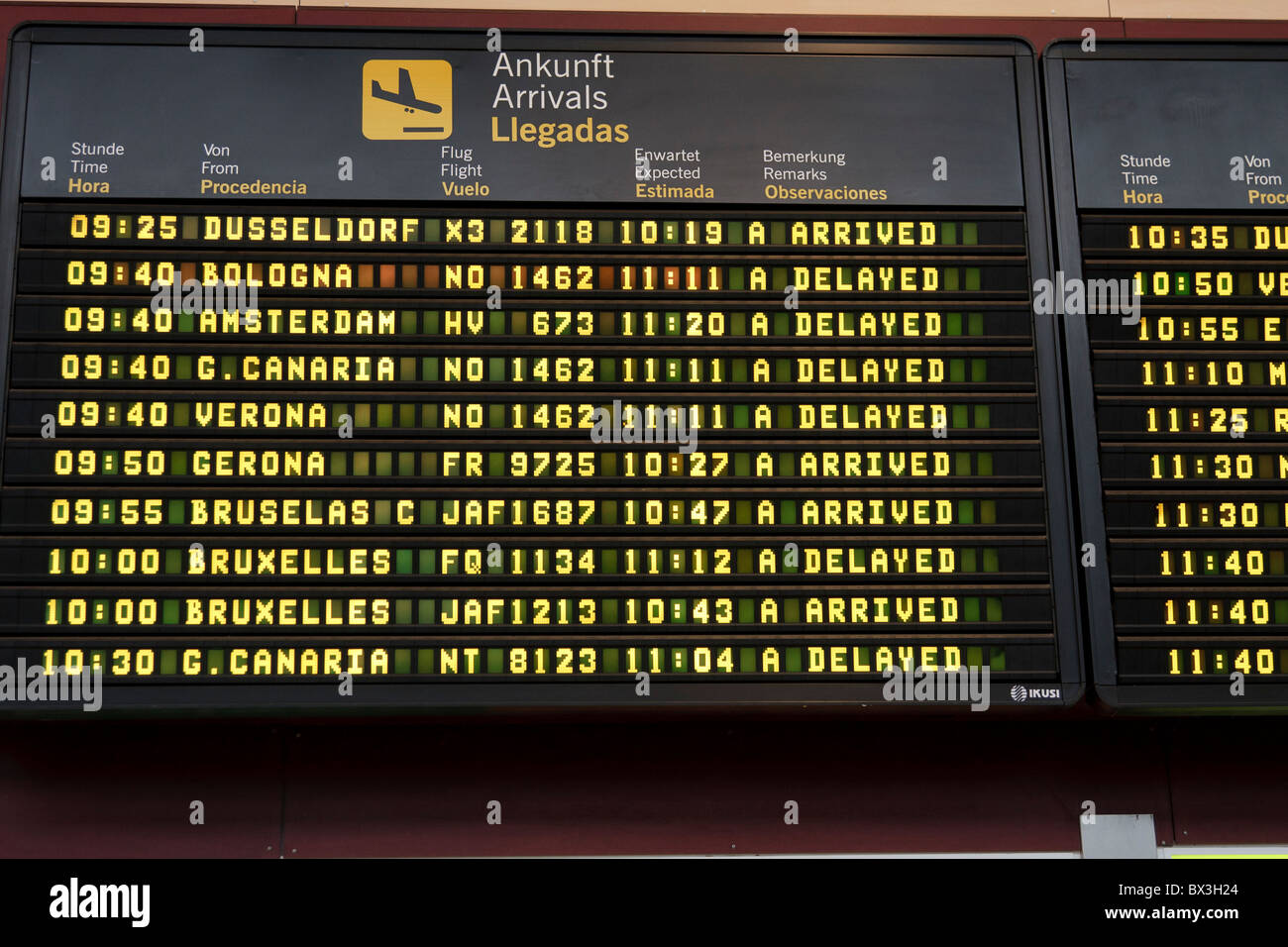 Scheda arrivi all'aeroporto di Tenerife Norte che mostra i ritardi per i voli Foto Stock