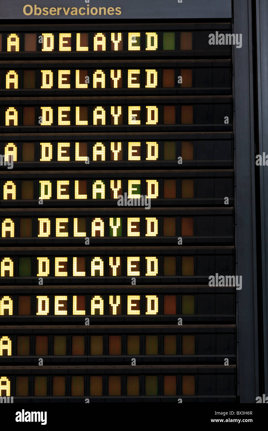 Scheda arrivi all'aeroporto di Tenerife Norte che mostra i ritardi per i voli Foto Stock