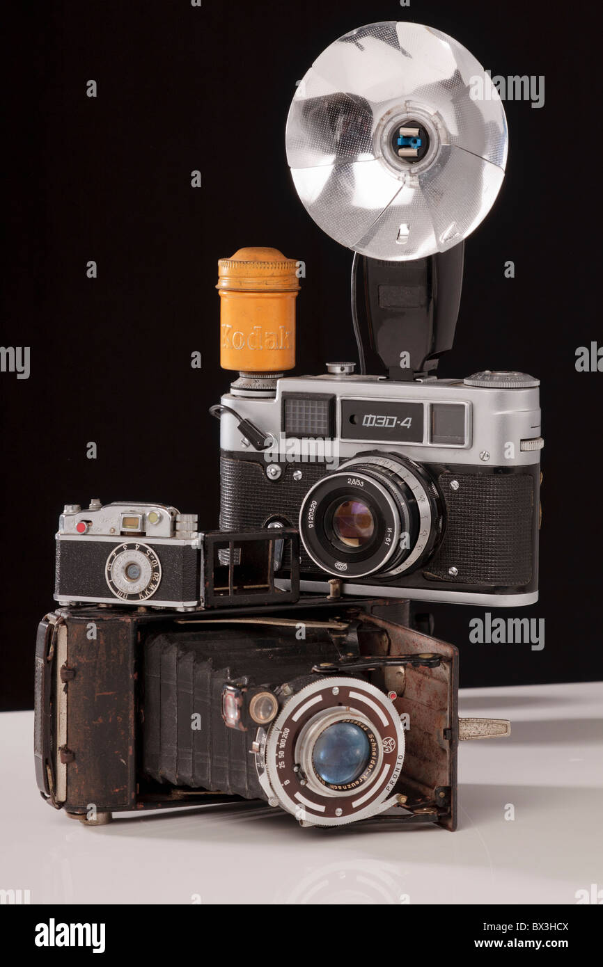 Vecchia telecamera comprendente la raccolta di 1 Fotocamera di piegatura 1 copia russa di una Leica e 1 miniatura KKW accendino conformata come una telecamera Foto Stock
