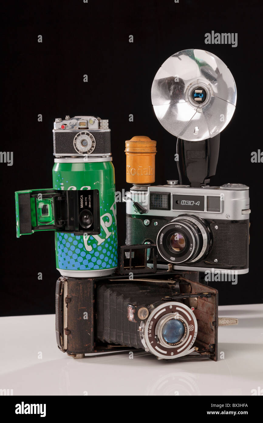 Vecchia telecamera comprendente la raccolta di 1 Fotocamera di piegatura 1 copia russa di una Leica e 1 miniatura KKW accendino conformata come una telecamera Foto Stock