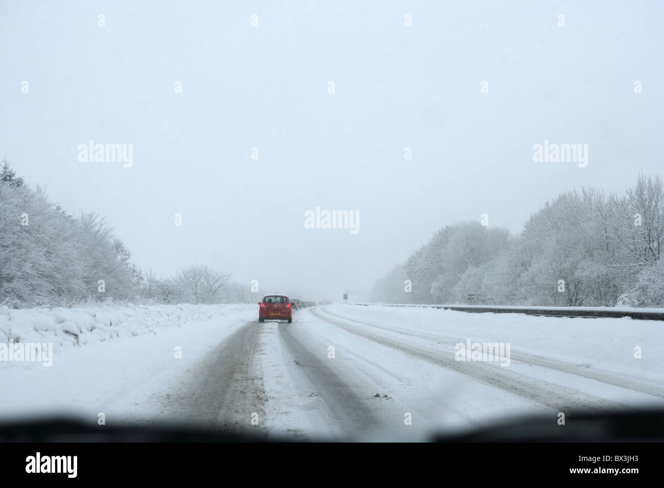 La vista di un guidatore del A90 in cattive condizioni invernali Foto Stock