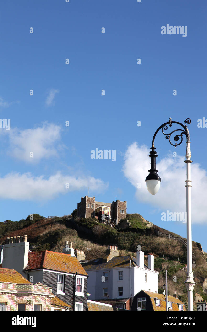 Vista verso la East Cliff Railway sui tetti di Hatings old town. Foto Stock