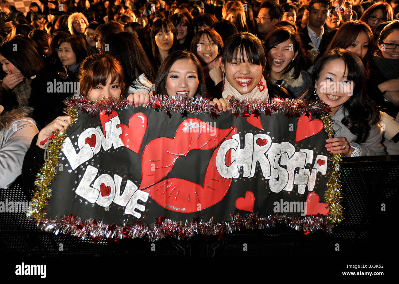 I fan della cantante e attrice Christina Aguilera frequentare un tappeto rosso caso promuovere il film Burlesque di Tokyo Foto Stock