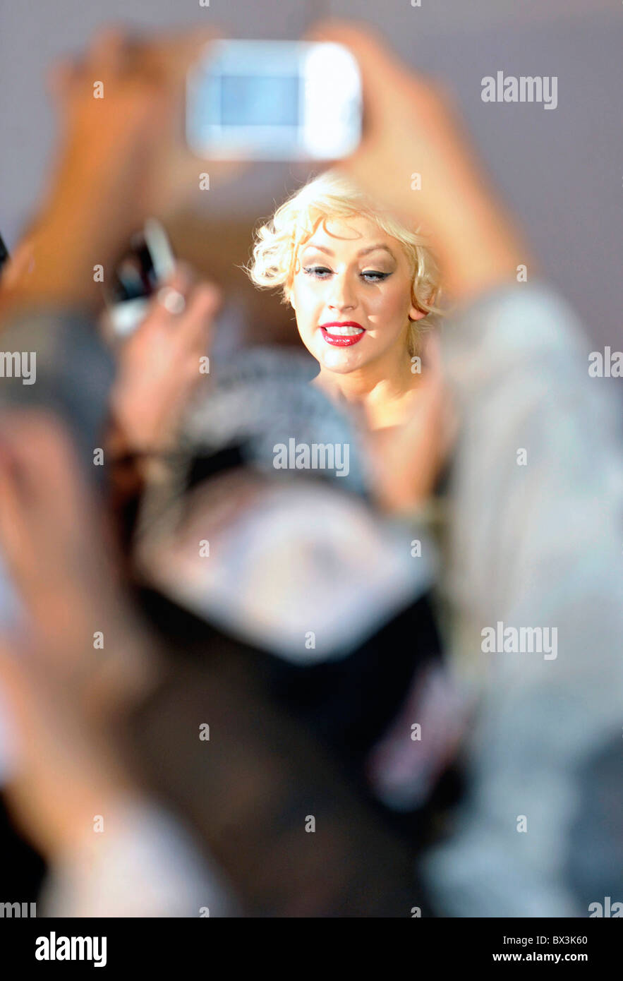 Cantante e attrice Christina Aguilera arriva per un tappeto rosso evento per promuovere il suo film Burlesque di Tokyo Foto Stock