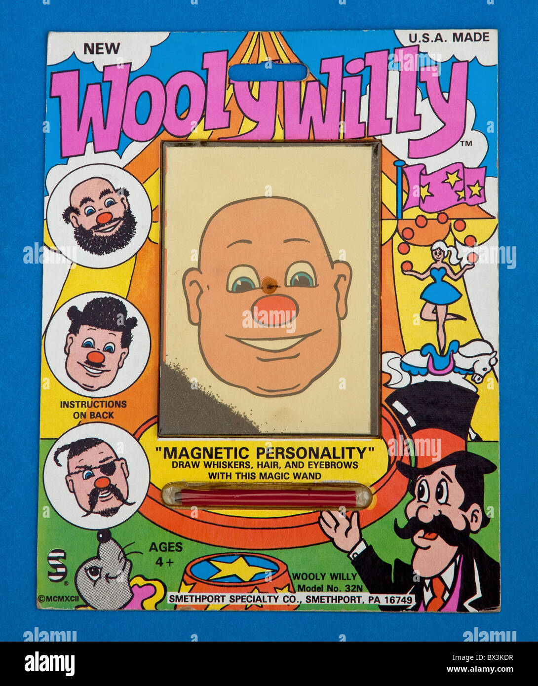 Wooly Willy giocattolo che utilizza la limatura di ferro magnetico a mettere i capelli su un uomo faccia cartoon. Foto Stock