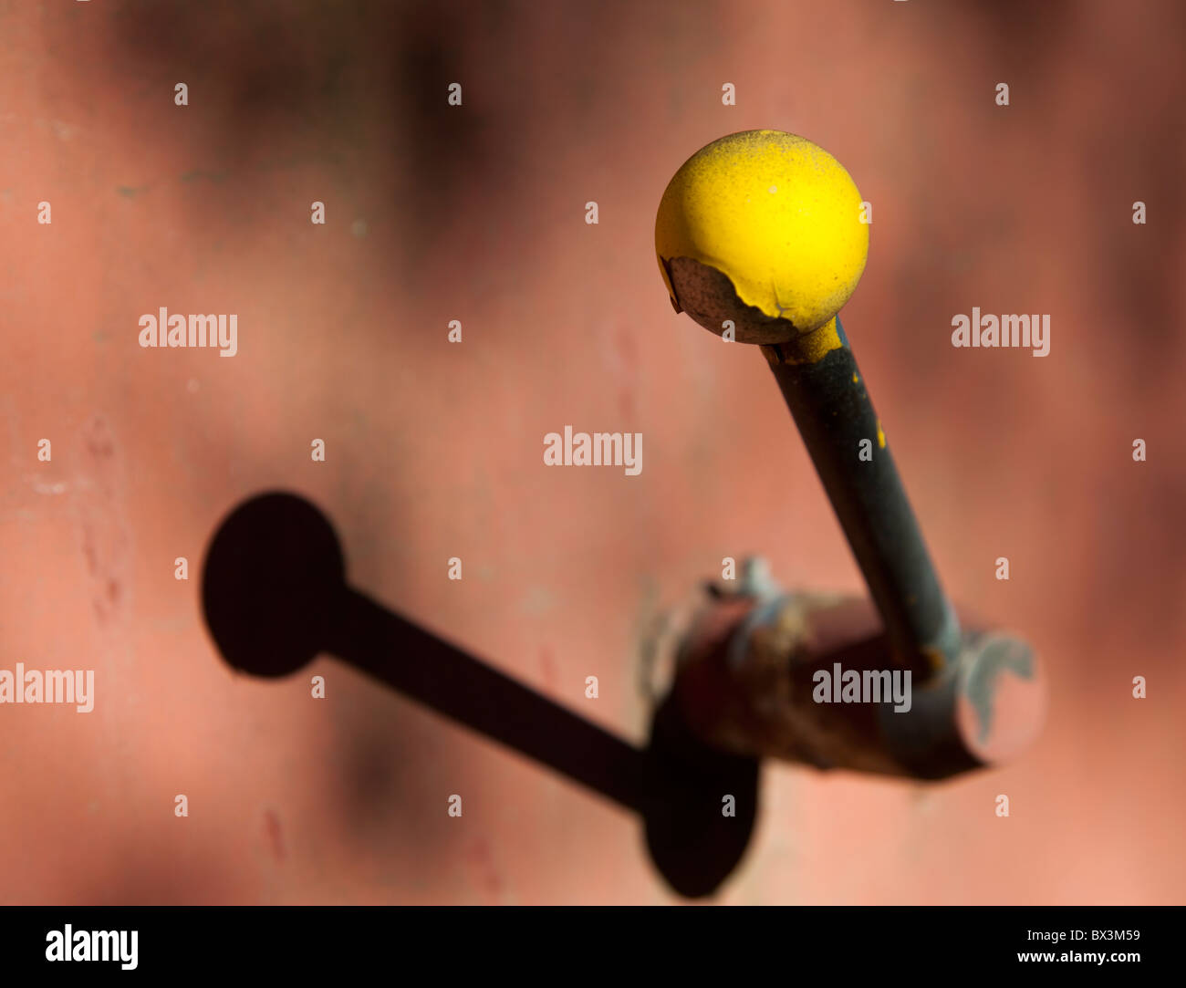 Metallica di una leva di comando con Giallo rotondo nob Foto Stock