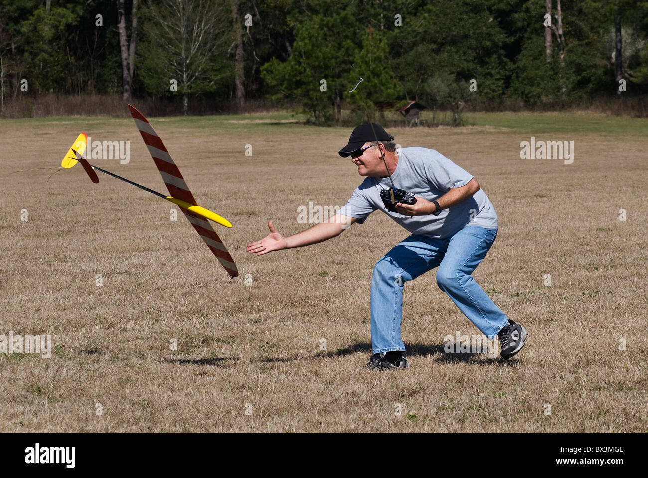 L'uomo le catture della sua radio controllato lancio a mano aliante in volo durante la competizione, Alachua, Florida Foto Stock