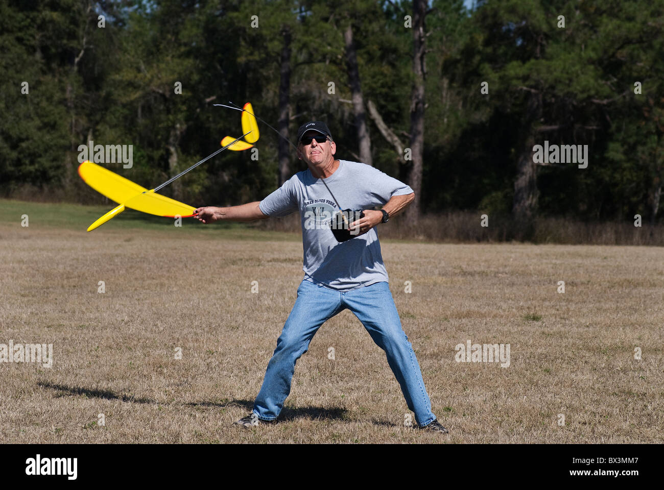 L'uomo lancia la sua radio controlled glider durante il lancio a mano glider concorrenza, Alachua, Florida. Foto Stock