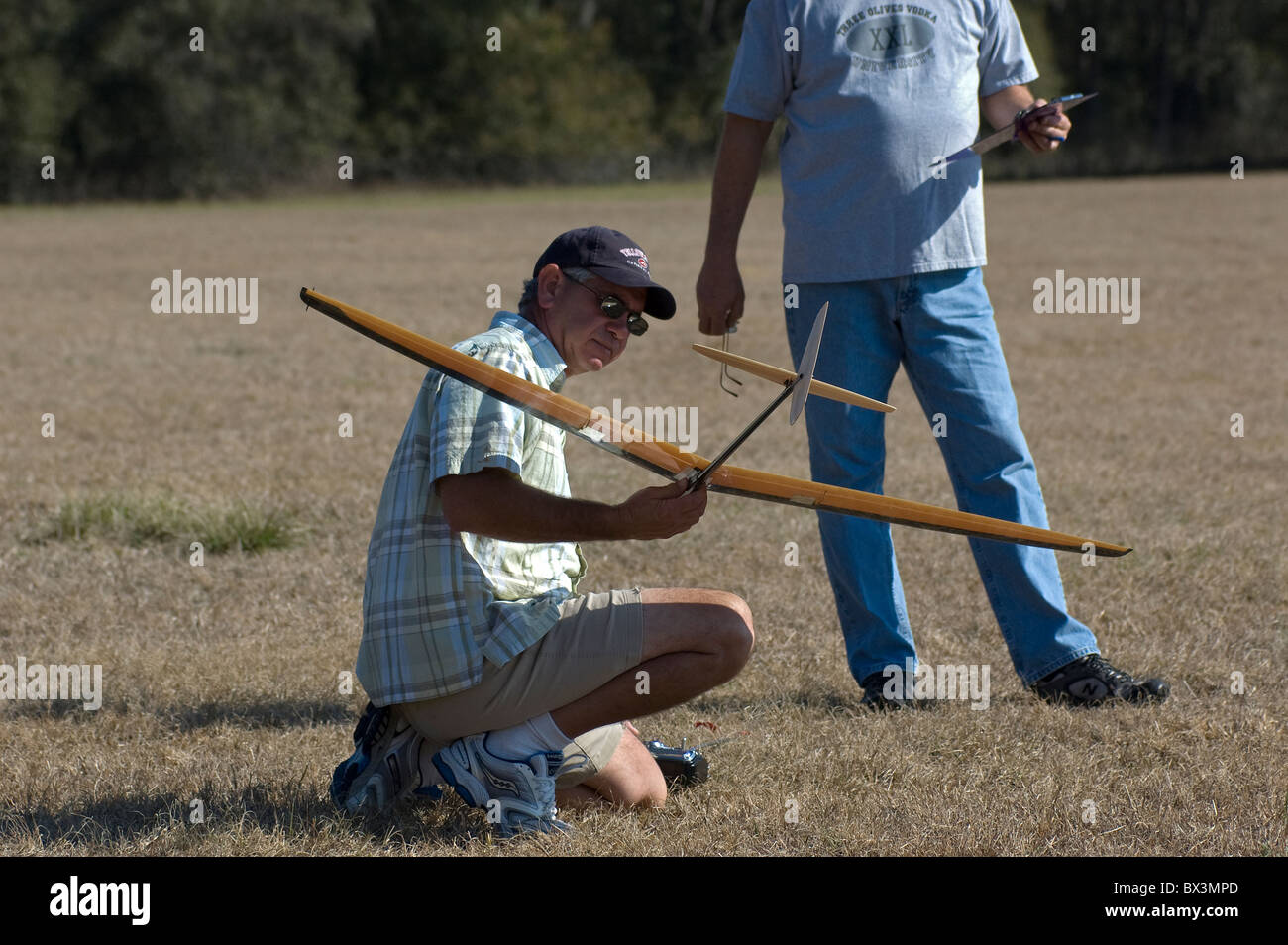 Uomo al lavoro con la sua radio controlled lancio a mano glider durante la competizione, Alachua, Florida. Foto Stock