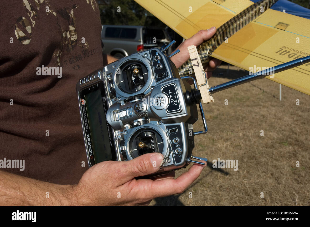 Primo piano della radio controlled aliante e la scatola di comando, durante il lancio a mano glider concorrenza, Alachua, Florida. Foto Stock