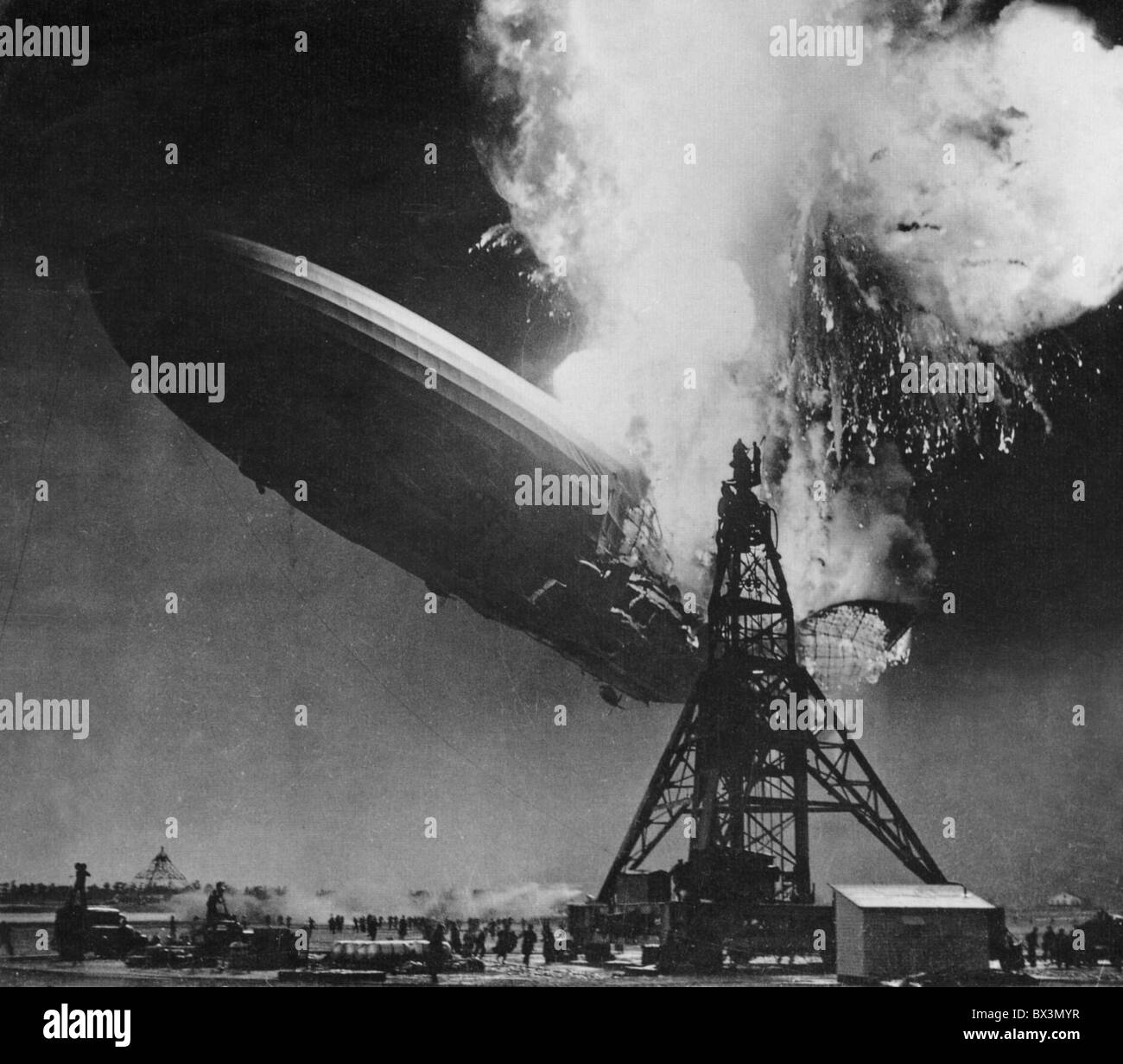 HINDENBURG DISASTER 6 maggio 1937. Passeggeri tedeschi dirigibile LZ 129 fotografata da Sam Shere a Lakehurst Naval Air Station. Foto Stock