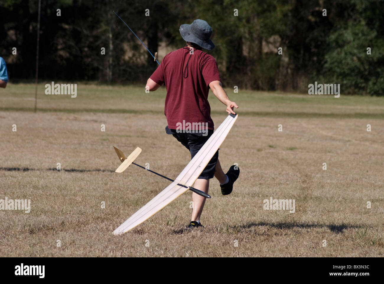 L uomo si prepara a lanciare il suo lancio a mano glider durante la competizione, Alachua, Florida. Foto Stock