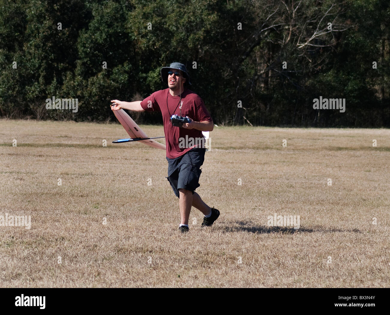 L'uomo lancia la sua radio controlled lancio a mano glider durante la competizione, Alachua, Florida. Foto Stock