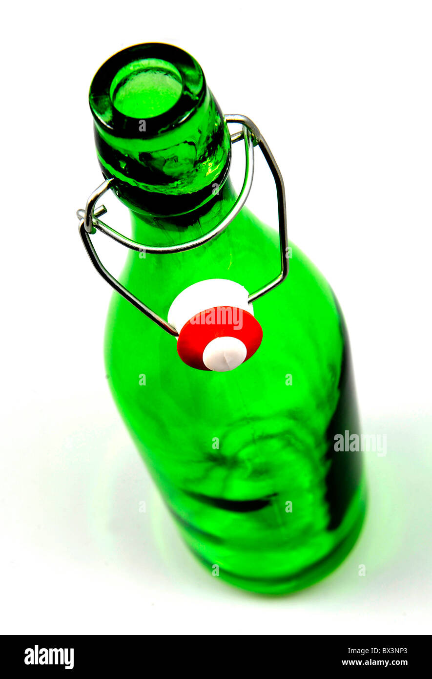 Una bottiglia in vetro verde Foto Stock