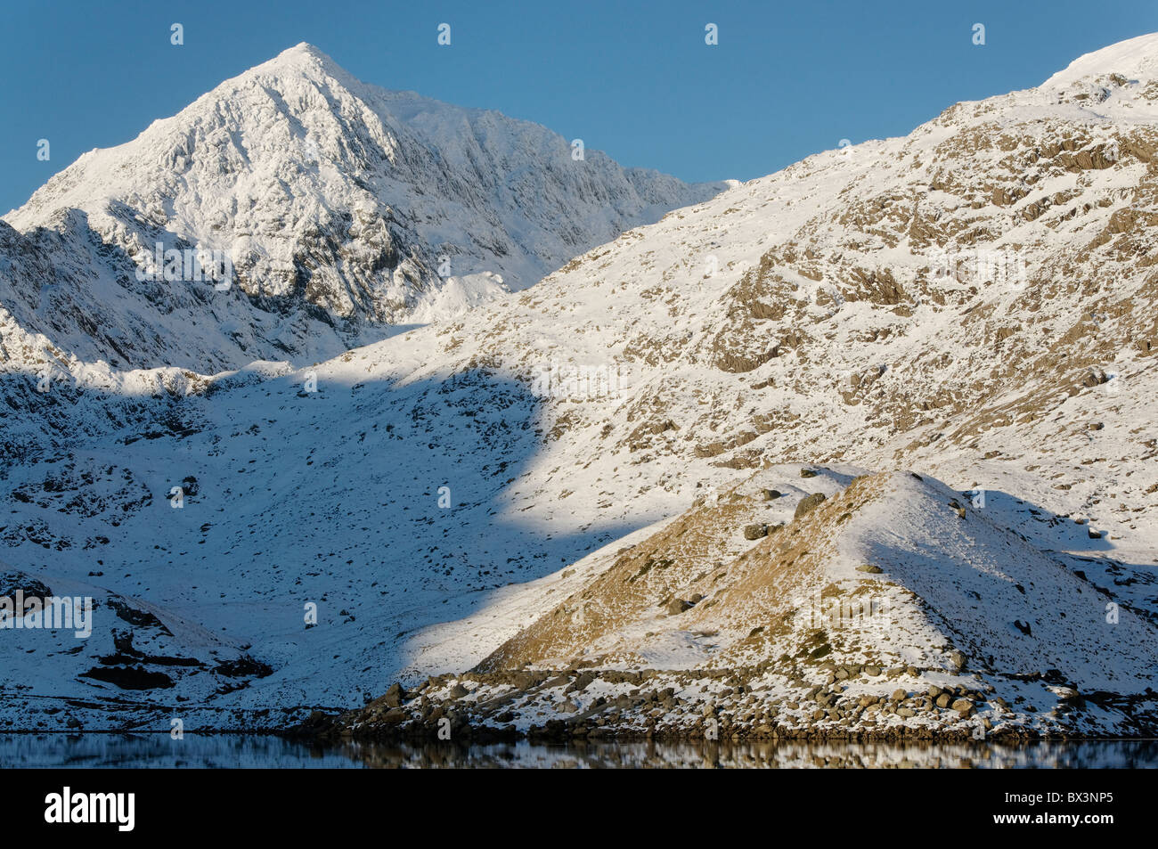 Snowdon intonacato in neve in inverno. Foto Stock