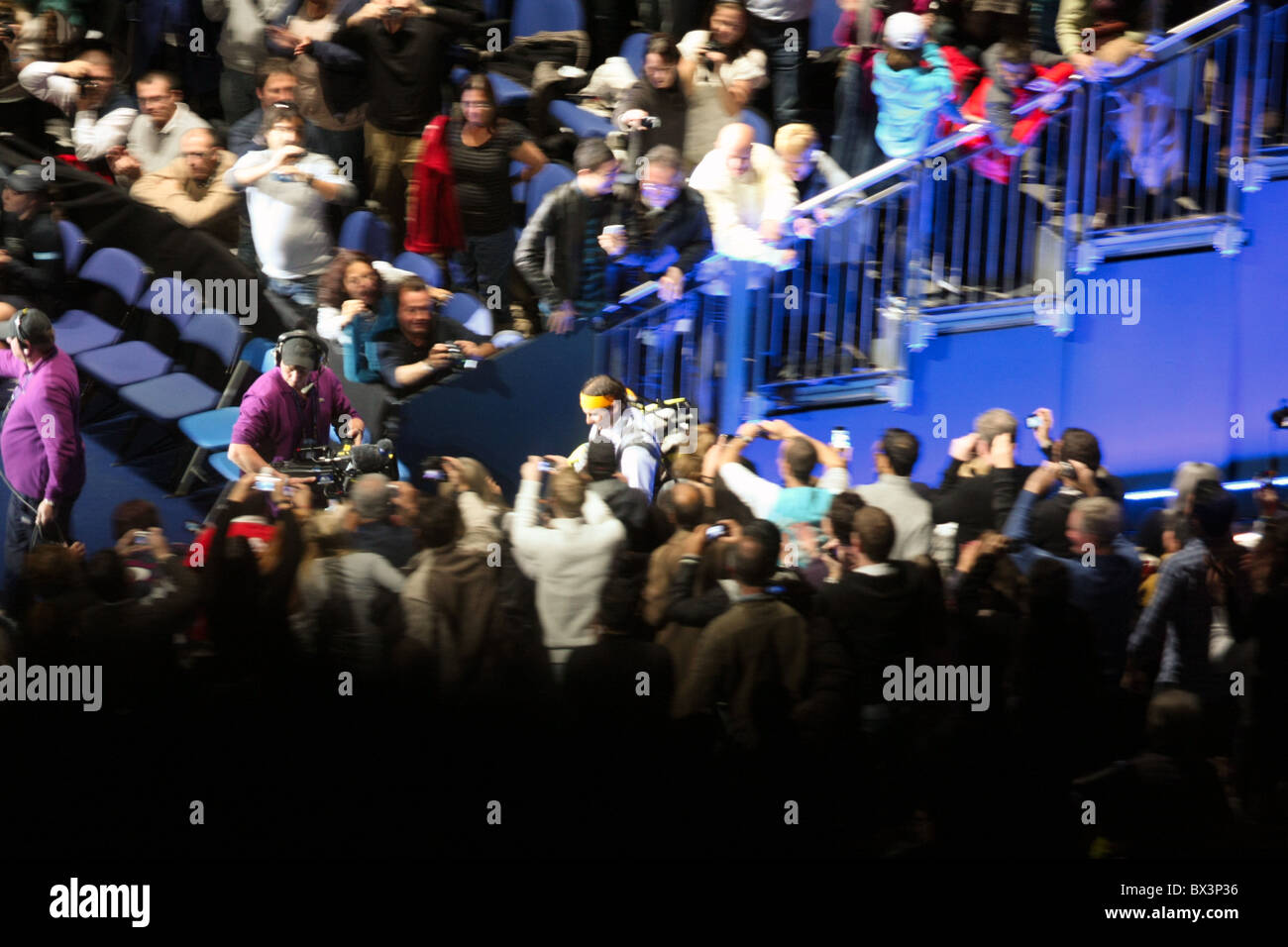 Rafael Nadal inserendo l'O2 Arena per la finale del Barclays ATP World Tour Finals finale 2010, contro Roger Federer Foto Stock