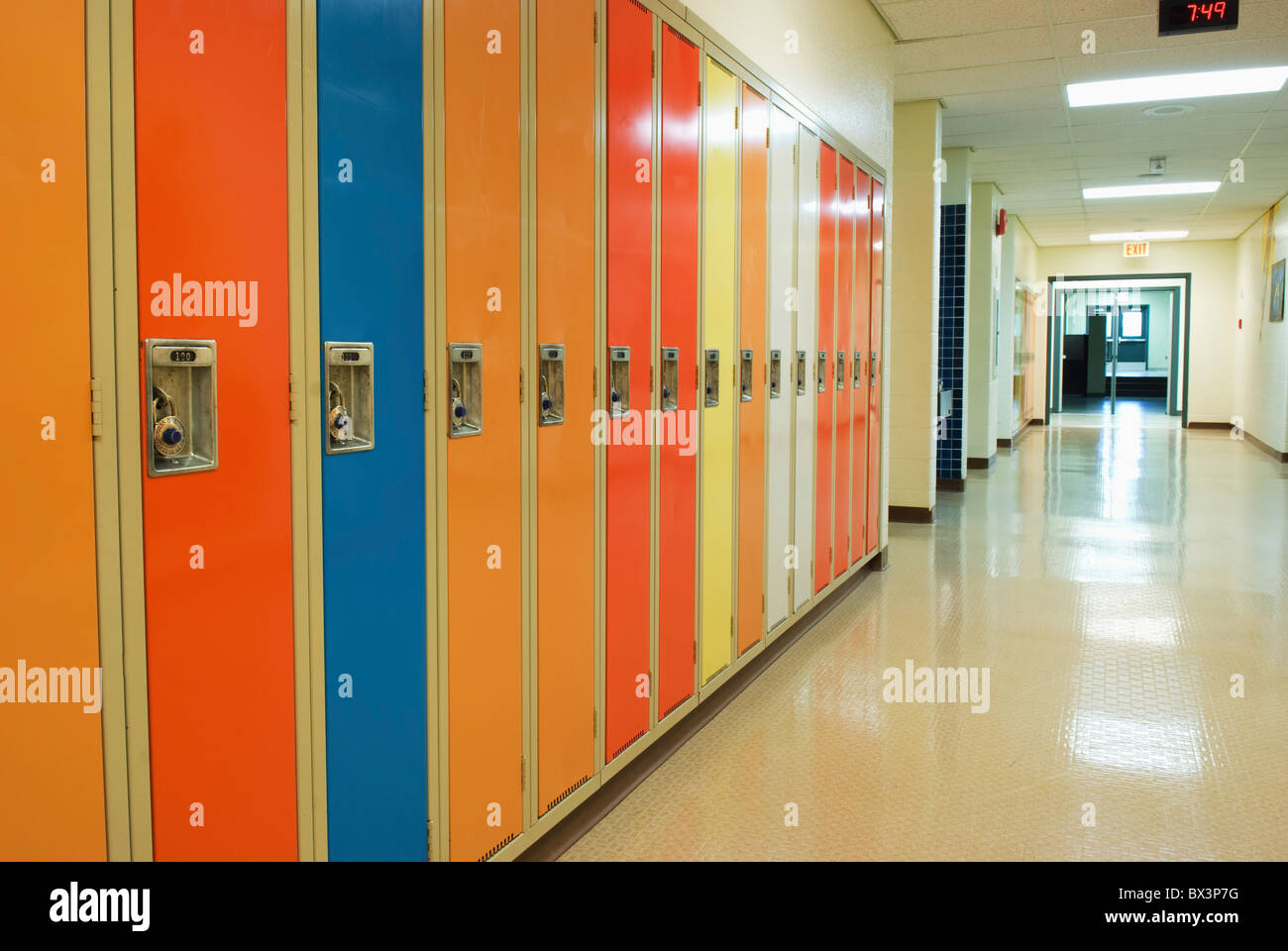 Una fila di armadietti in una scuola corridoio; Camrose, Alberta, Canada Foto Stock