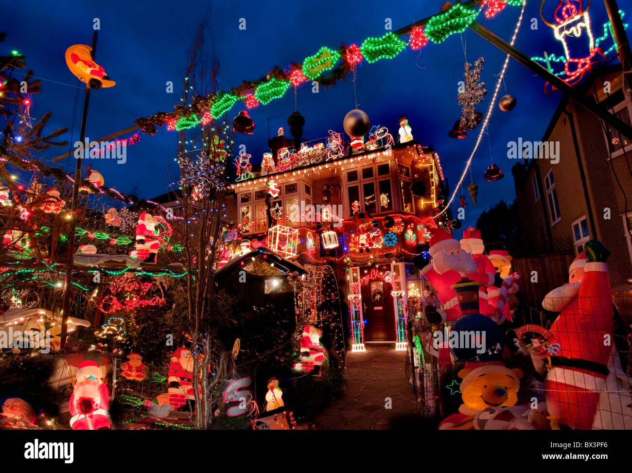 Case Decorate Per Natale.Case Nel Sud Di Londra Altamente Decorato Per Il Natale Foto Stock Alamy