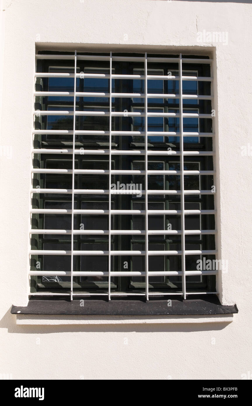 Cella di prigione finestra cellule bar barre sul carcere di detenzione nelle carceri prigioniero prigionieri punizione del crimine diritto rompendo il rotto eva Foto Stock