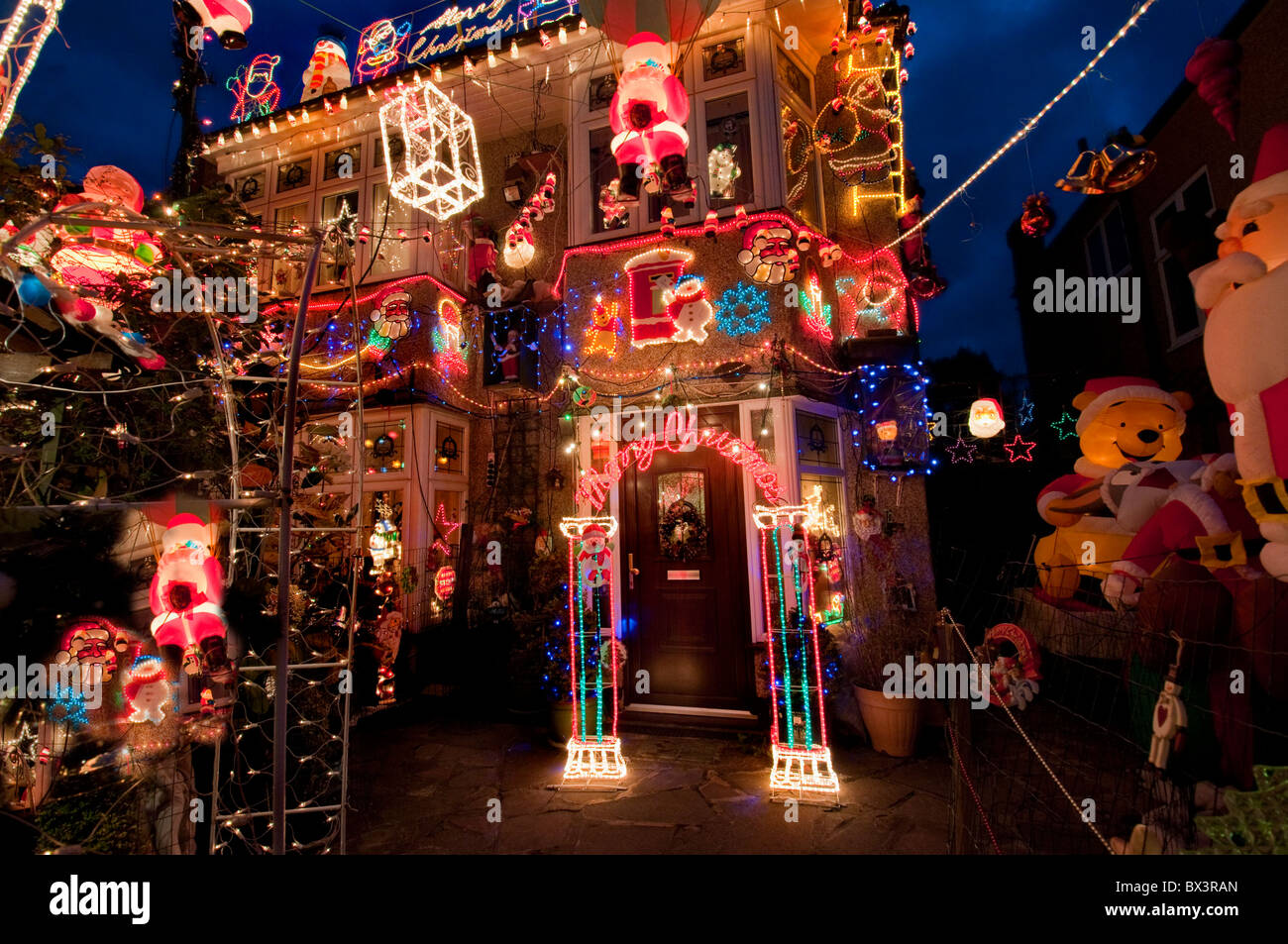 Case nel sud di Londra altamente decorato per il Natale Foto Stock