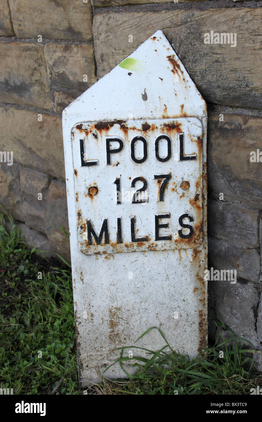 Milepost sulla strada alzaia di Leeds e Liverpool canal in Leeds City Centre, Foto Stock