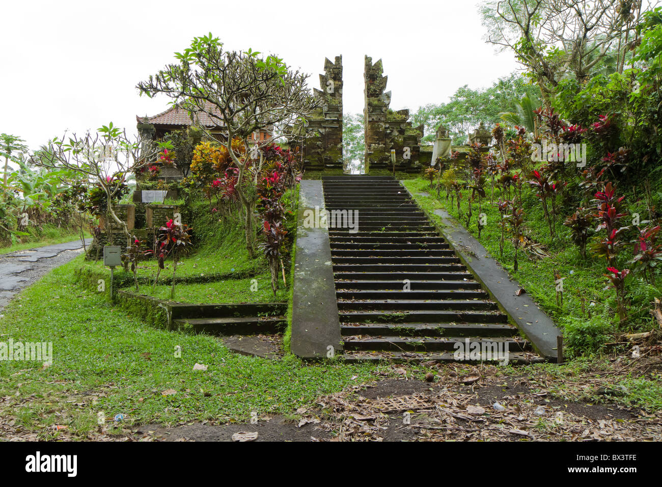 Split gate di piccolo tempio indù, Bali, Indonesia Foto Stock