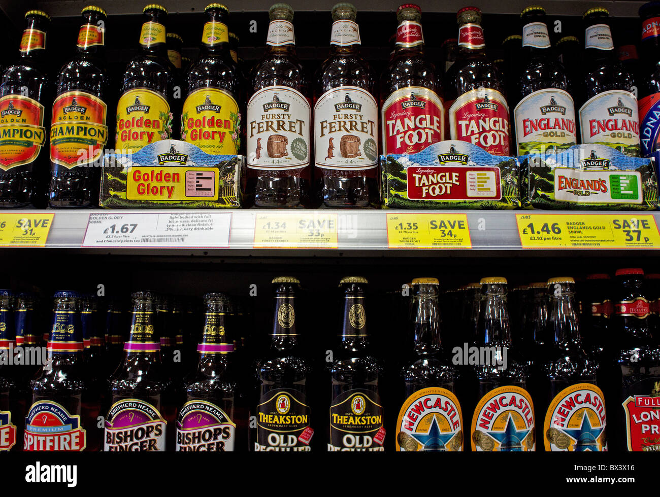 Una selezione di birre in bottiglia in un supermercato uk Foto Stock