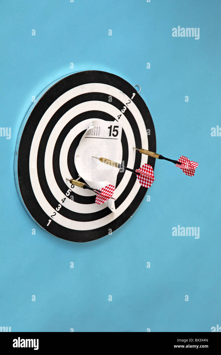 Scheda dart con dart azienda pagina calendario aprile XV giornata fiscale in bullseye Foto Stock