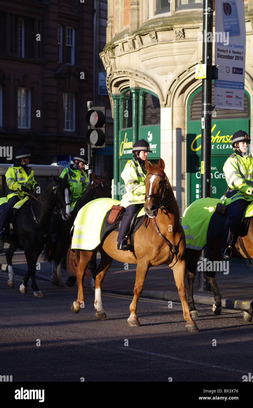 I cavalli della polizia di pattuglia al di fuori di Johnsons lavanderie a secco Manchester Foto Stock