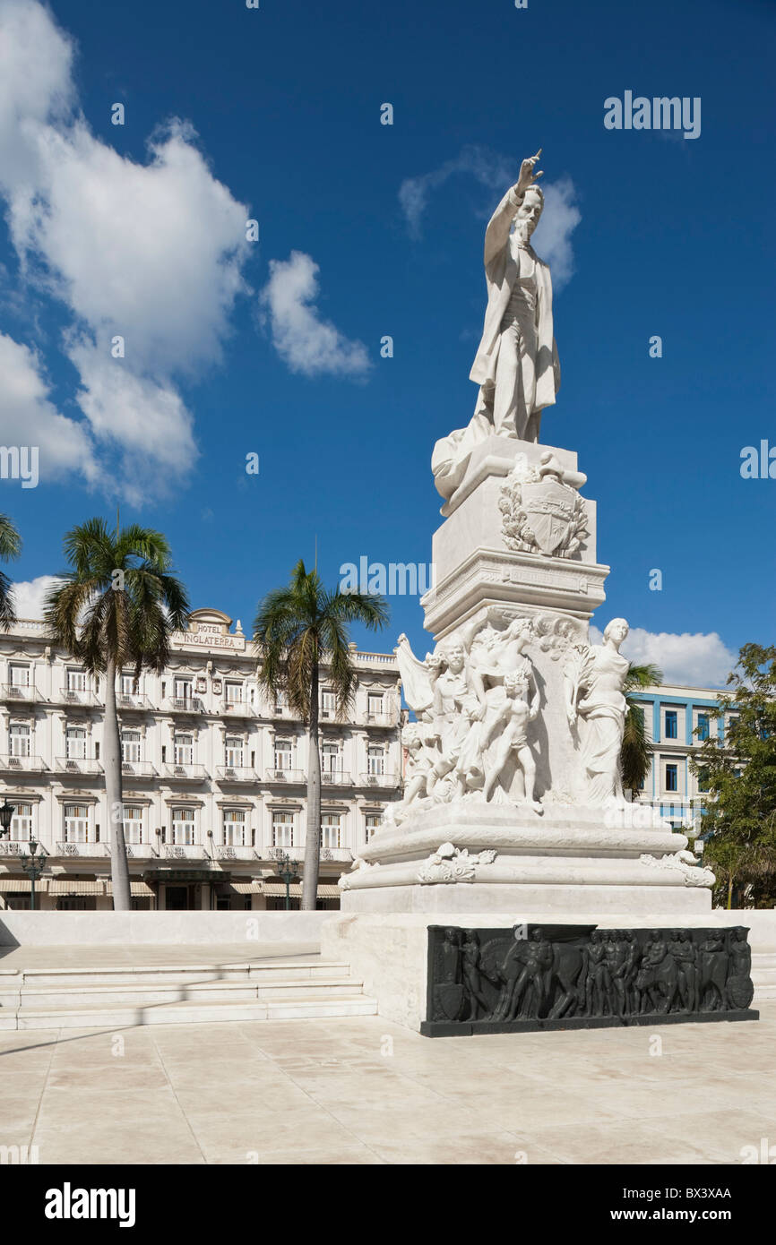 Statua di Martí (Padres De La Patria) con l'Hotel Inglaterra in background; Havana, Cuba Foto Stock