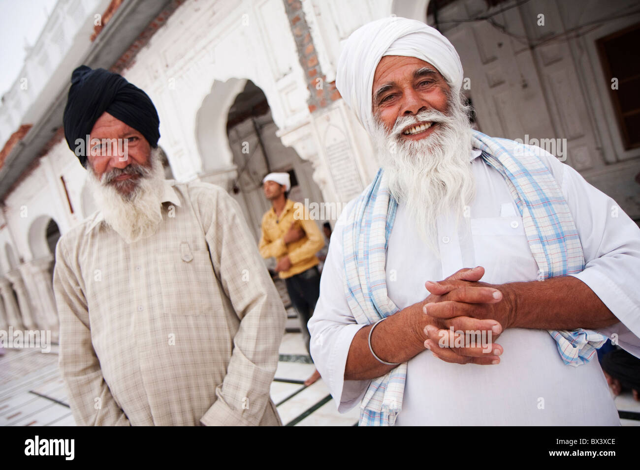 2 La religione Sikh uomini sorridenti, Tempio Dorato, Amritsar Punjab, India Foto Stock