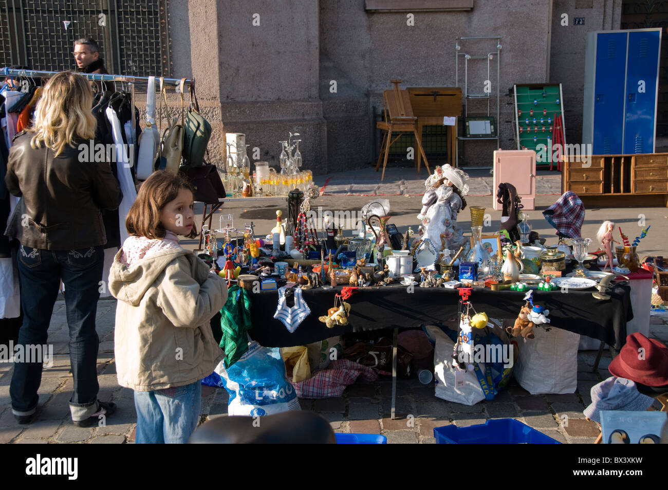 Parigi, Francia - Street Scene, Family Shopping, Girl, Outside, mercato pubblico delle pulci, giocattoli vintage, tavolo con piccole statue, viaggio Foto Stock