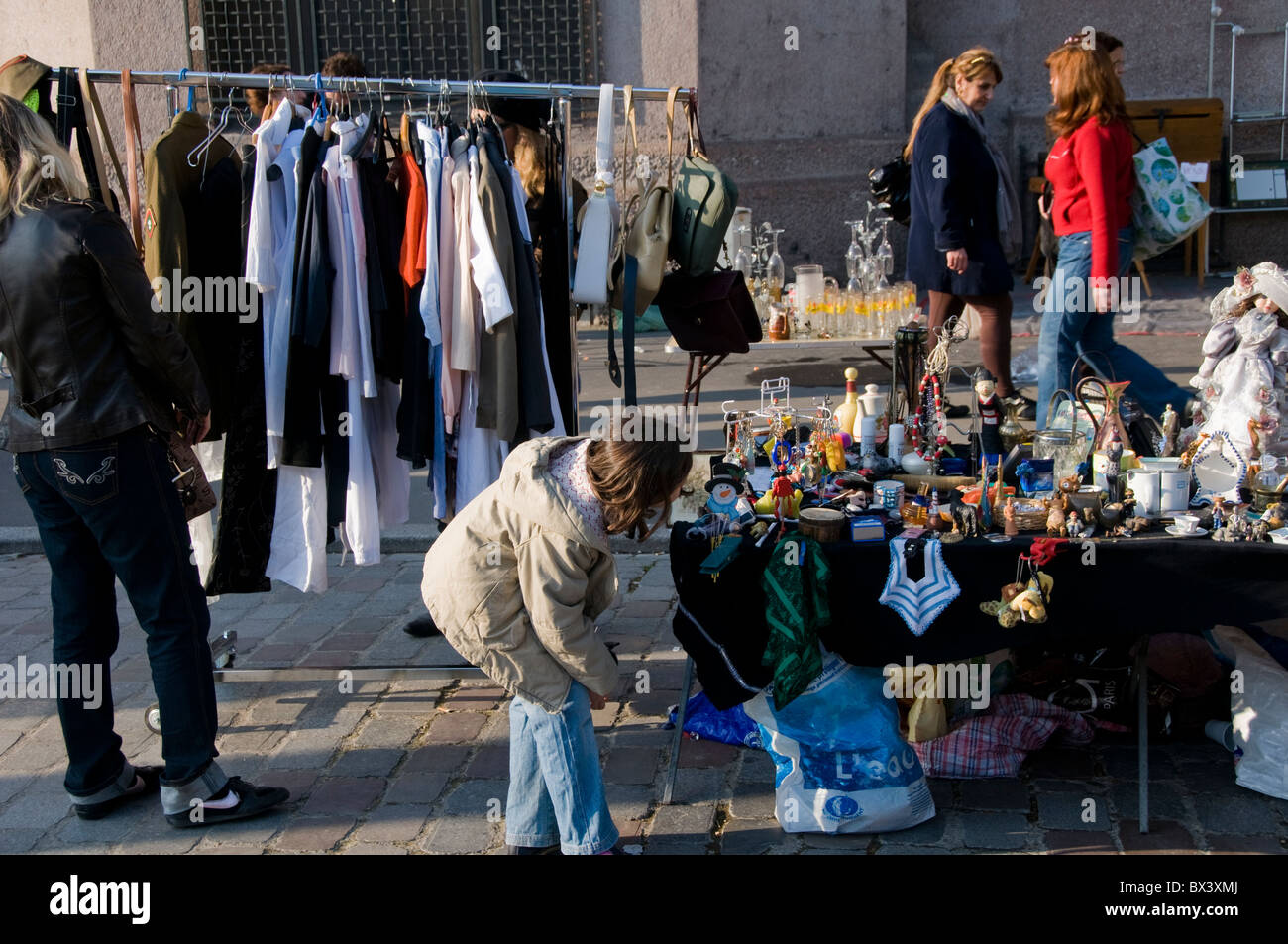 Parigi, Francia, French People Shopping, fuori, mercato pubblico delle pulci, gente di strada parigina, mercato di abbigliamento vintage in francia, mamma che fa shopping con la figlia, viaggi vintage in famiglia Foto Stock