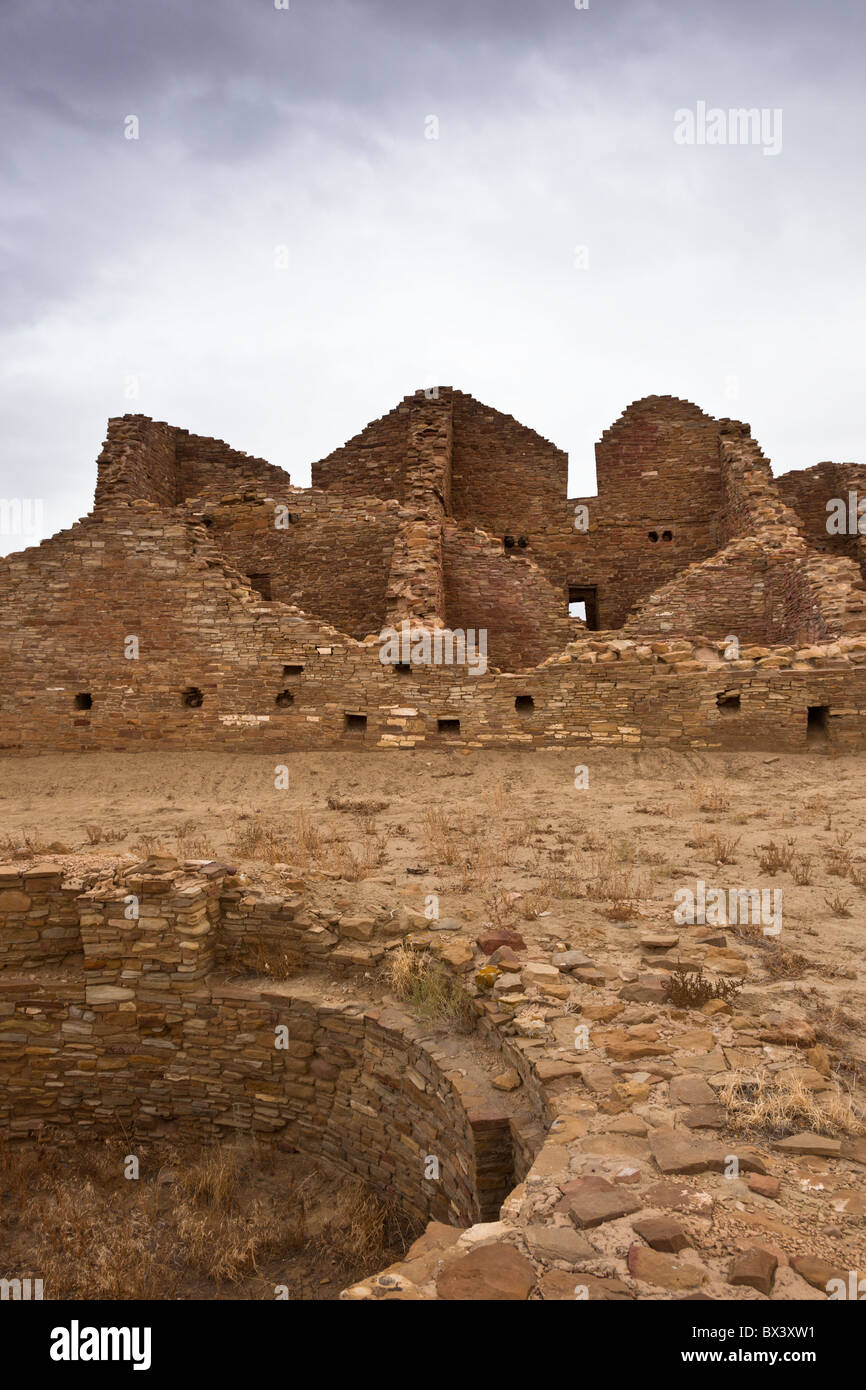 Nativi Americani e Kiva grande casa a Pueblo Del Arroyo, Chaco Culture National Historic Park nel Chaco Canyon, Nuovo Messico USA. Foto Stock