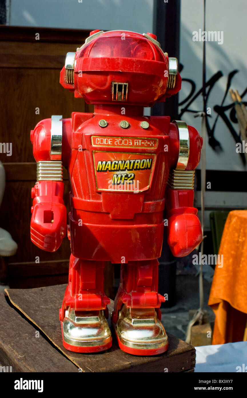 Parigi, Francia, giocattoli per bambini vecchi nel mercato delle pulci, robot anni '1980, shopping, giocattoli vecchi Foto Stock