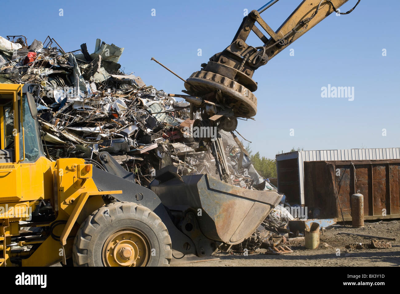 Elementi di essere tirata fuori una pila di materiali per il riciclaggio; Adamsville, Quebec, Canada Foto Stock
