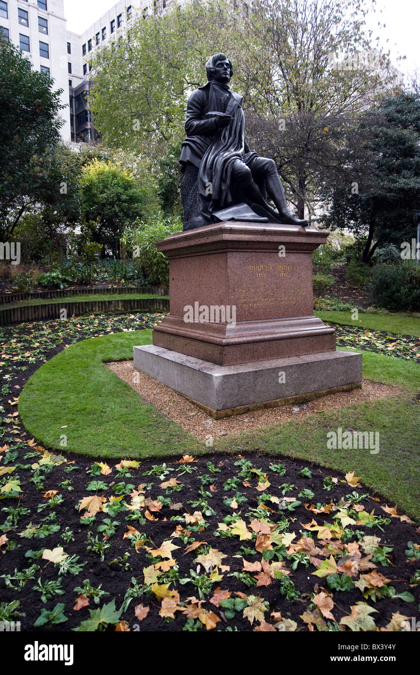 Statua di Robert Burns in Victoria Embankment Gardens London Inghilterra England Foto Stock