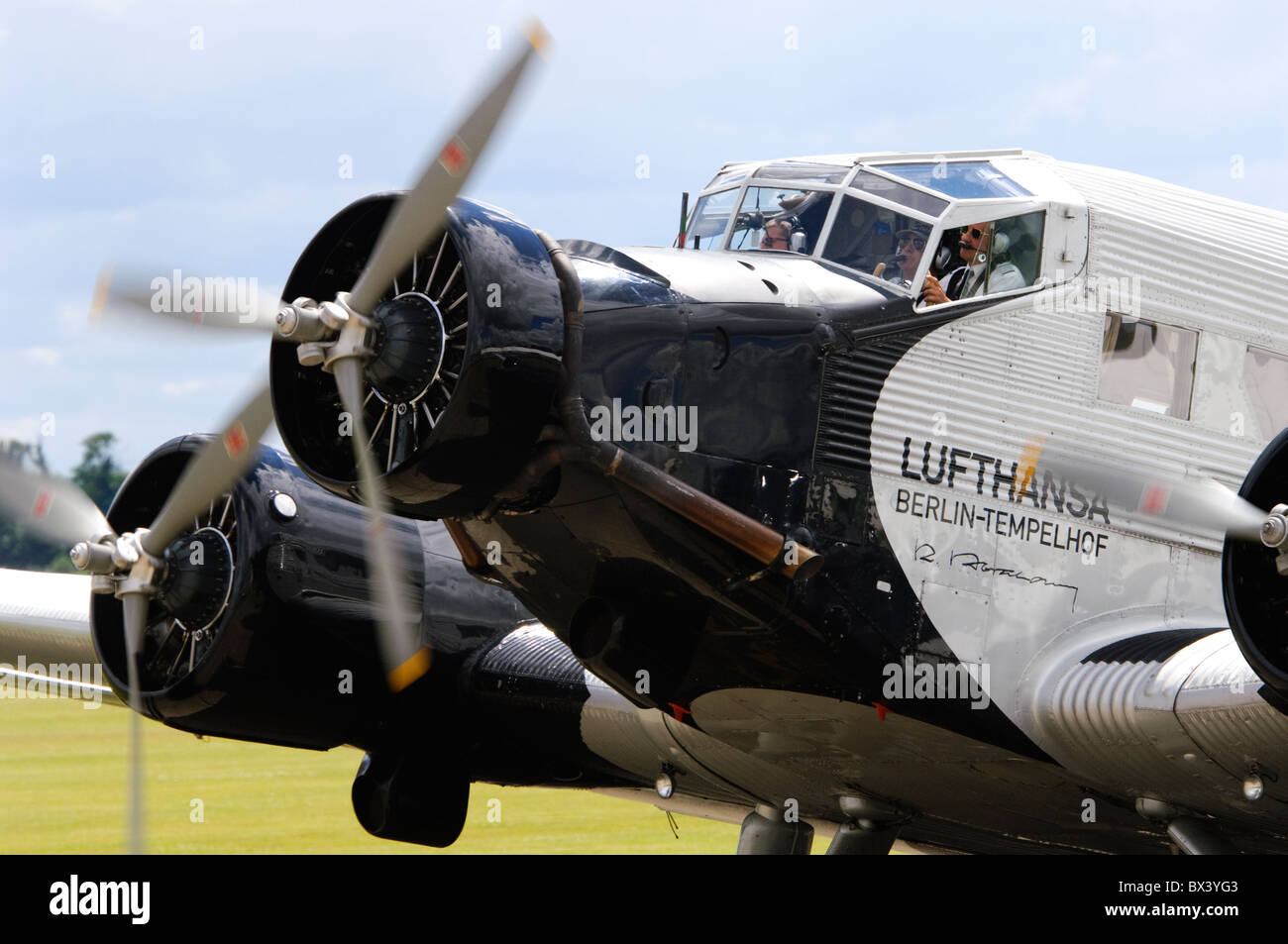 Junkers Ju 52/3M8ge operati da Lufthansa Traditionsflug rullaggio in dopo la visualizzazione a Duxford Flying Legends Airshow di Foto Stock