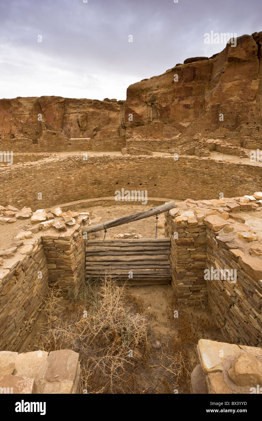 Native American Anasazi grande Kiva in Pueblo Bonito, Chaco Culture National Historic Park nel Chaco Canyon, Nuovo Messico USA. Foto Stock