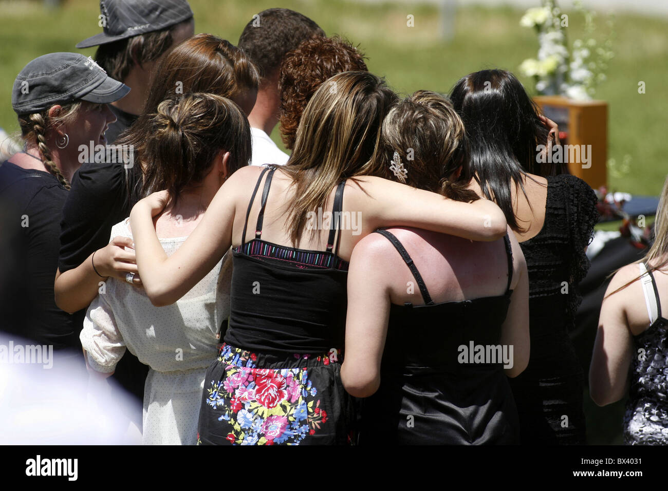 Il dolore dei loro amici comfort ogni altra al memoriale di servizio per il 29 minatori uccisi nel fiume luccio miniera di carbone, Greymouth, Nuova Zelanda Foto Stock