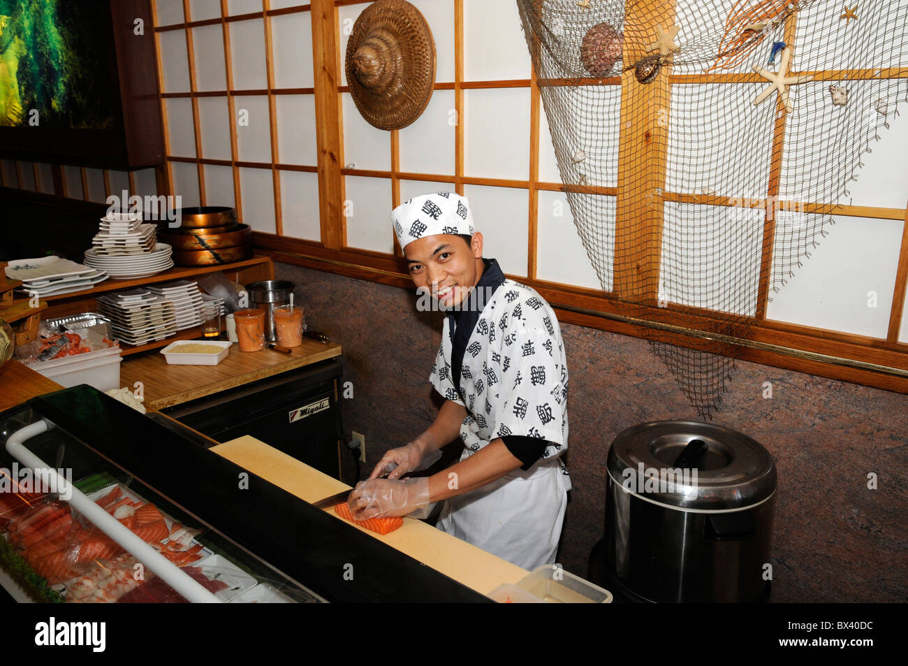 Cuocere lavoratore con pesce, Osaka Ristorante di Sushi,Philadelphia,PA,USA Foto Stock