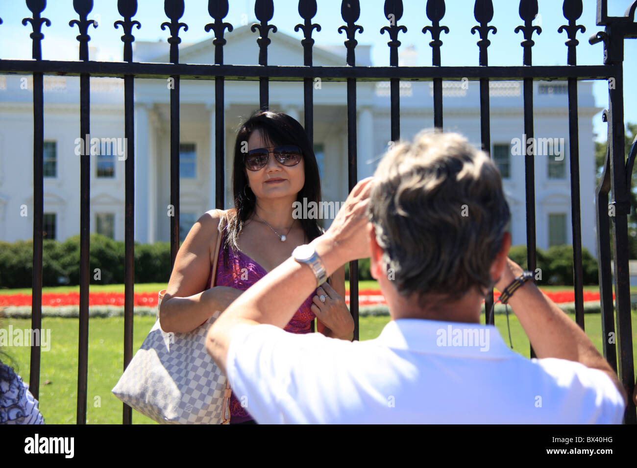 La donna pone per foto davanti alla Casa Bianca, 1600 Pennsylvania Avenue NW, Washington D.C., USA, 5 settembre 2010 Foto Stock