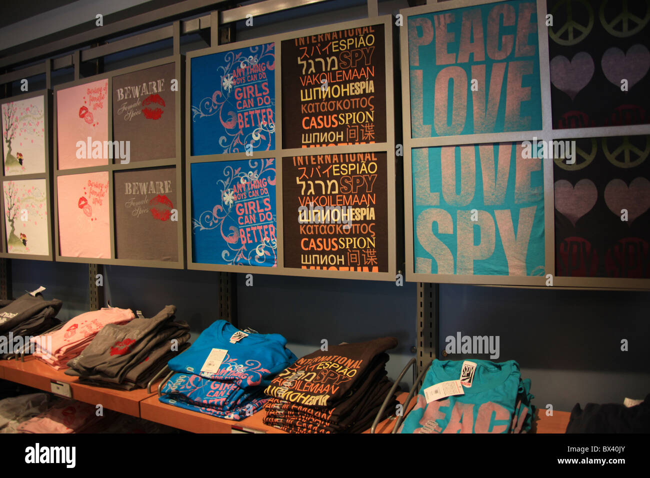 T-shirt display in Spy Museum, Washington, Stati Uniti, 5 settembre 2010 Foto Stock