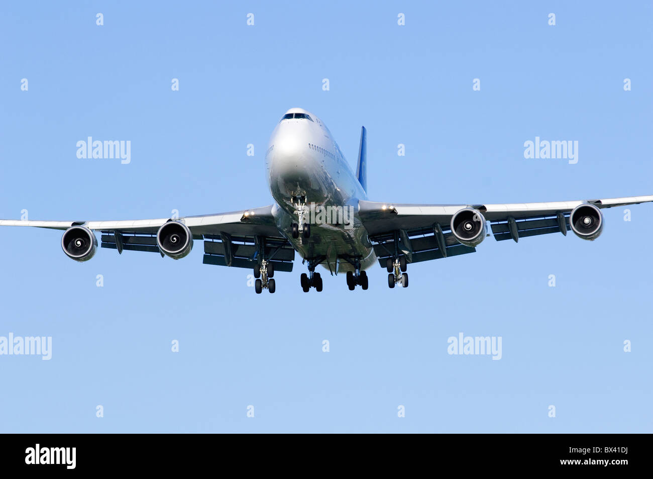 Boeing 747 Jumbo Jet azionato Thai Airways sulla rotta di avvicinamento per l'atterraggio all'Aeroporto di Londra Heathrow Foto Stock