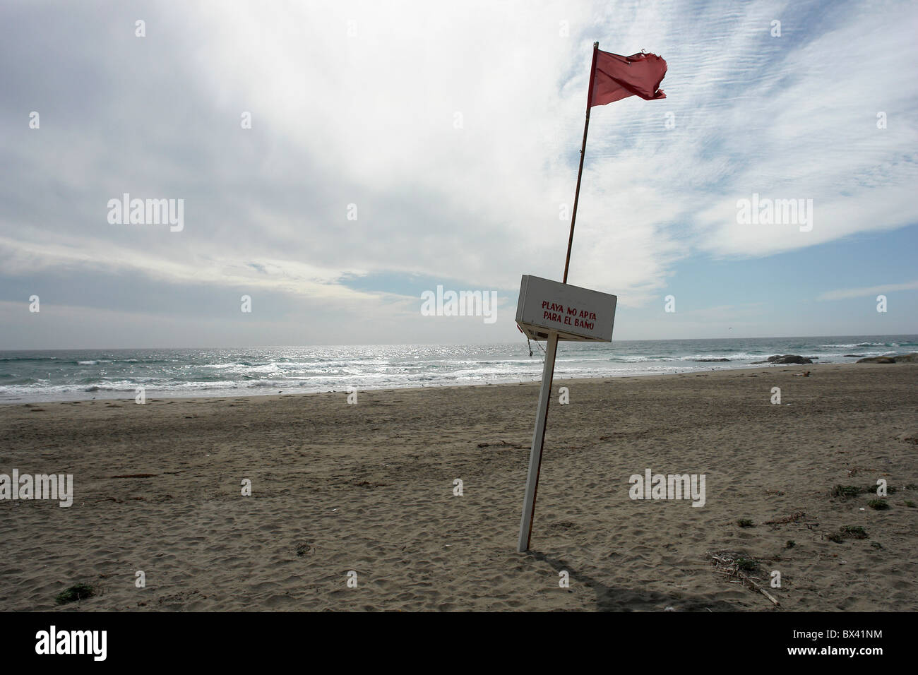 Bandiera rossa, vietato fare il bagno in mare Foto Stock