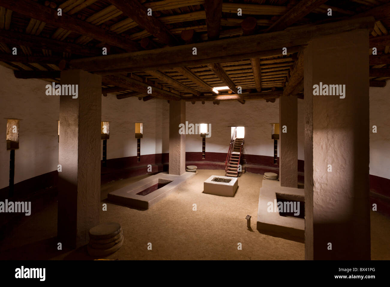 Vista interna del grande Kiva scavato da Earl Morris nel 1921 all'Aztec Ruins National Monument sito in Nuovo Messico, Stati Uniti d'America. Foto Stock